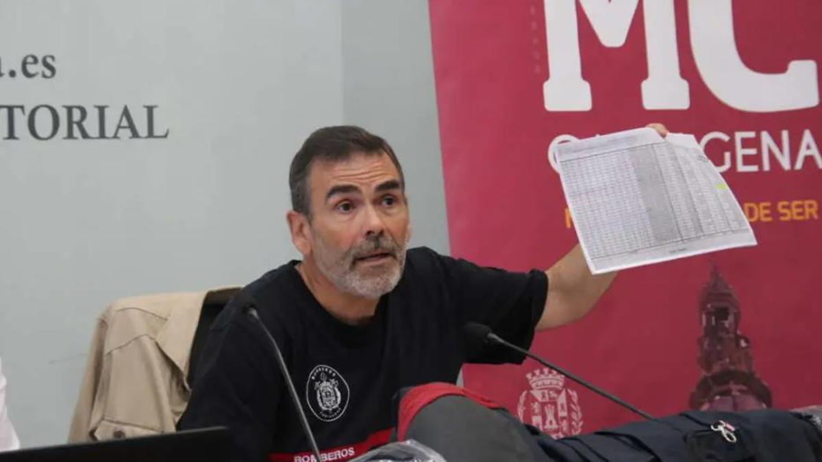 El portavoz de MC Cartagena, José López, durante la rueda de prensa en la que sacó a la luz las posibles irregularidades del servicio de bomberos, el pasado octubre.