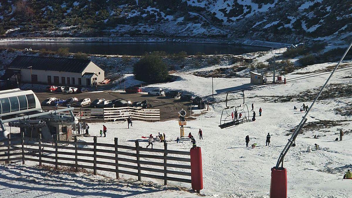 Esquiadores, la pasada temporada, en Pajares, con el remonte del Brañillín a la izquierda.