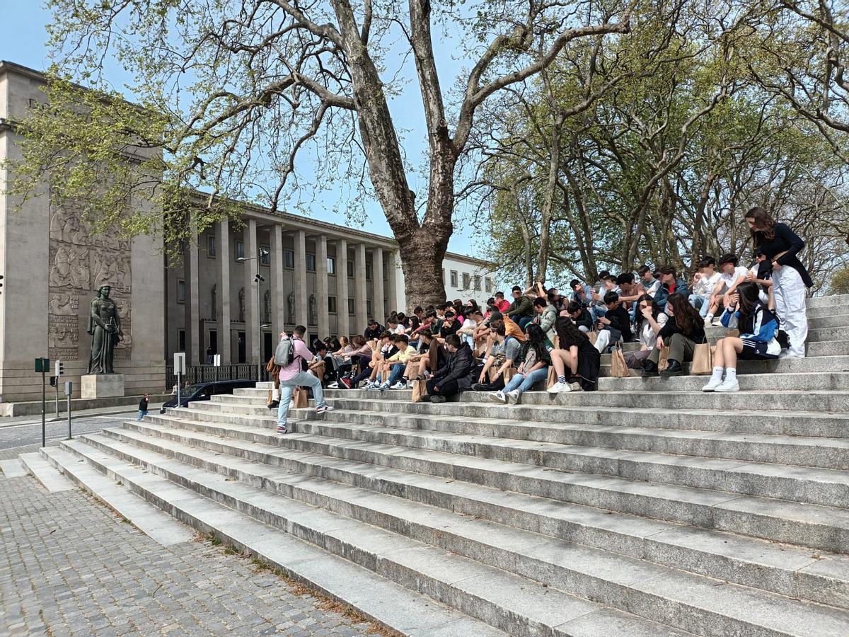Alumnos de un instituto durante una excursión a Oporto