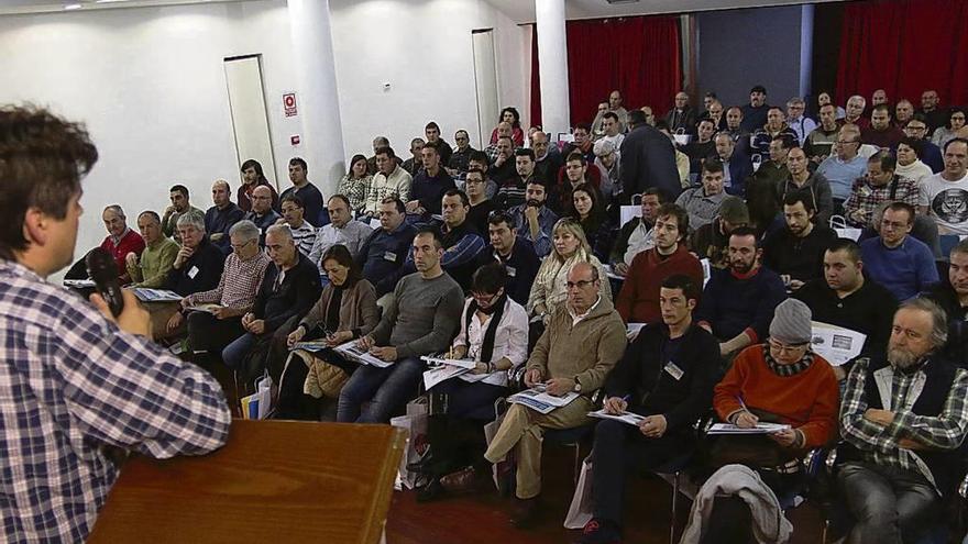 Los participantes en las jornadas apícolas atienden la conferencia de Carlos Marín.