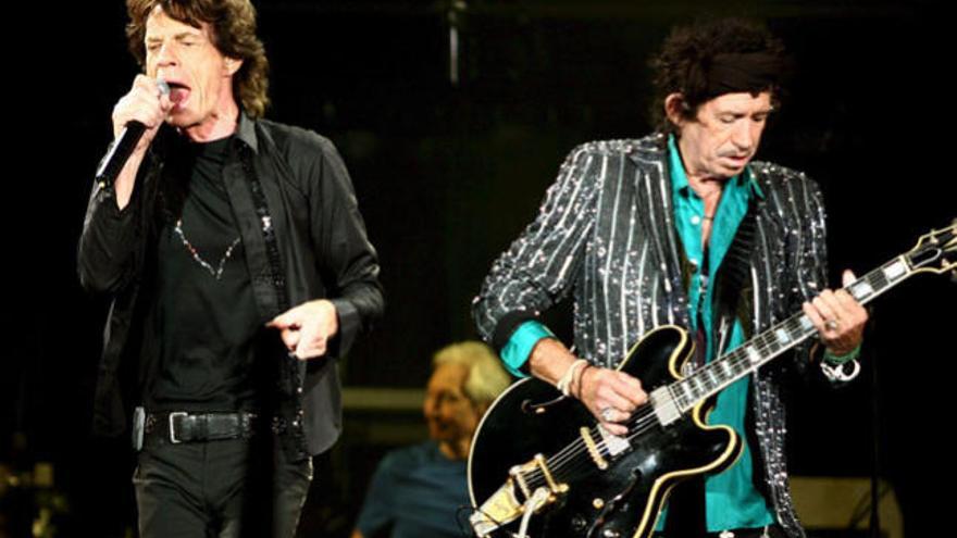 El cantante del grupo británico Rolling Stones, Mick Jagger, junto al guitarrista Keith Richards.