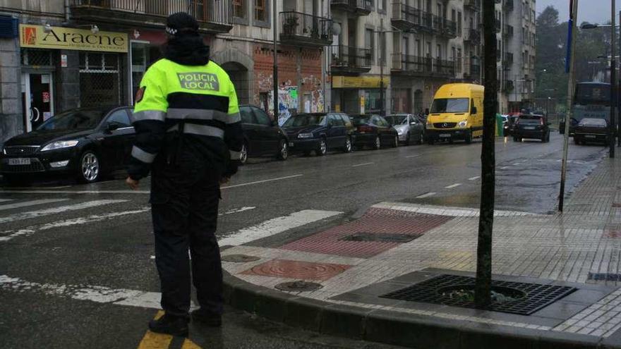 Un policía, controlando el tráfico en Pravia.