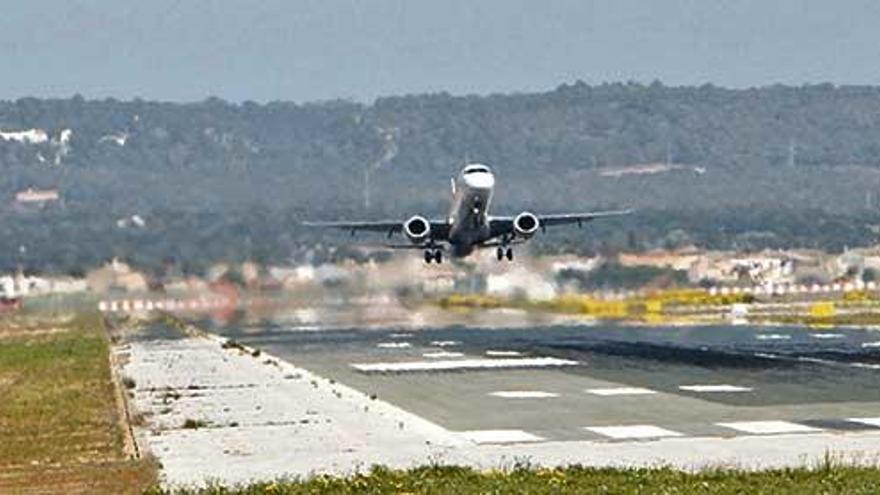 Un avión, ayer, en Palma: este verano serán mil al día.