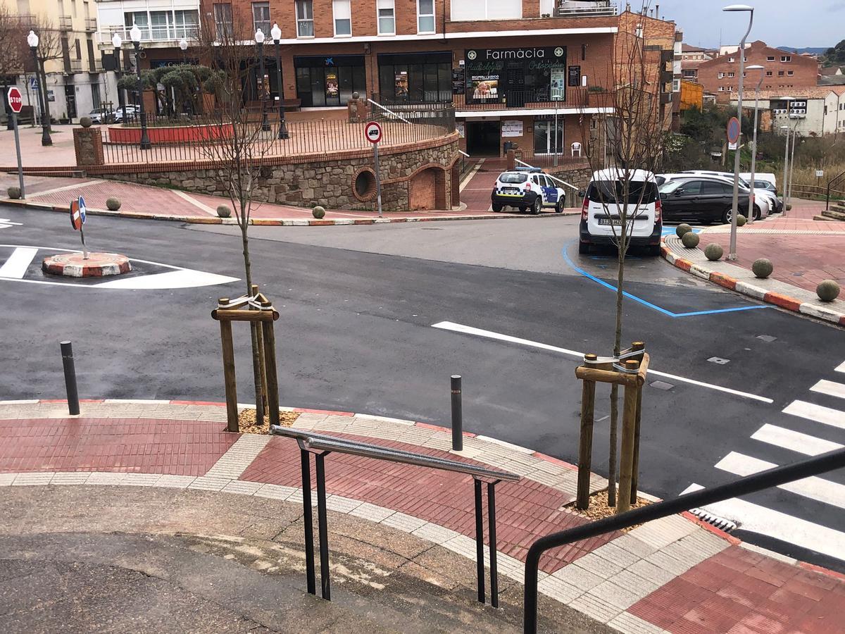 Alguns dels exemplars nous, davant la casa consistorial