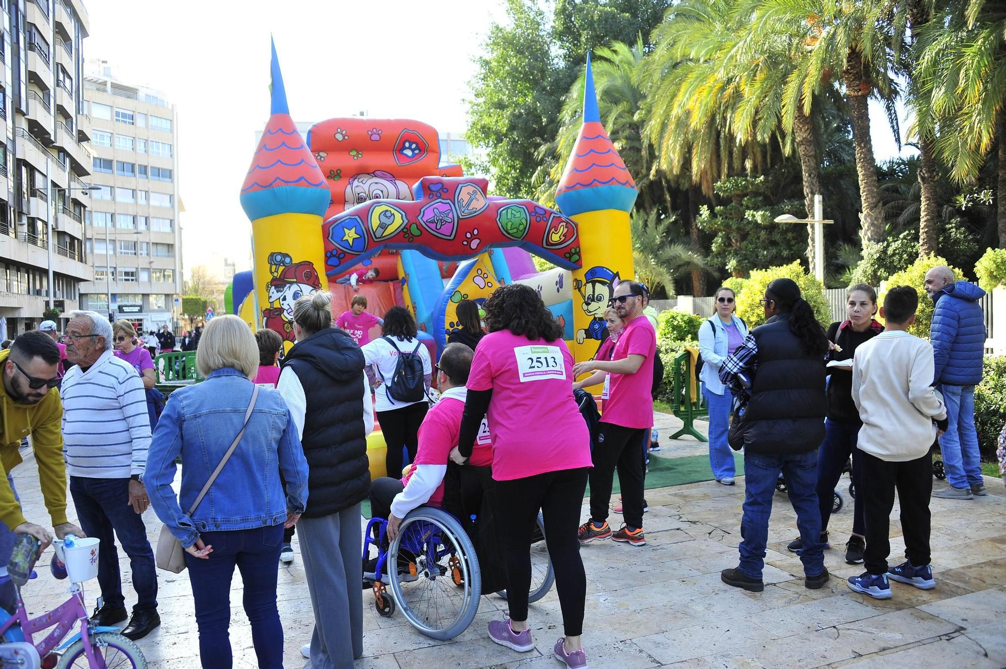 Una marea rosa imparable contra el cáncer de mama en Elche