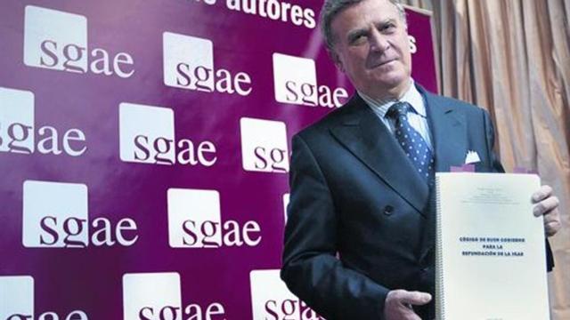 El jurista Ramón López Vilas muestra el informe sobre la SGAE, de más de 120 folios, ayer en Madrid