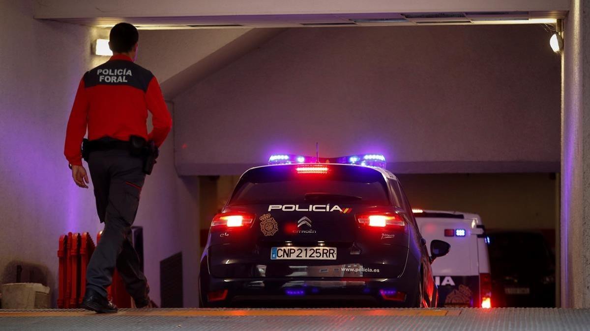 Entrada al Palacio de Justicia de Navarra de un coche y del furgón que conduce a los cinco sevillanos acusados de violación, este lunes.