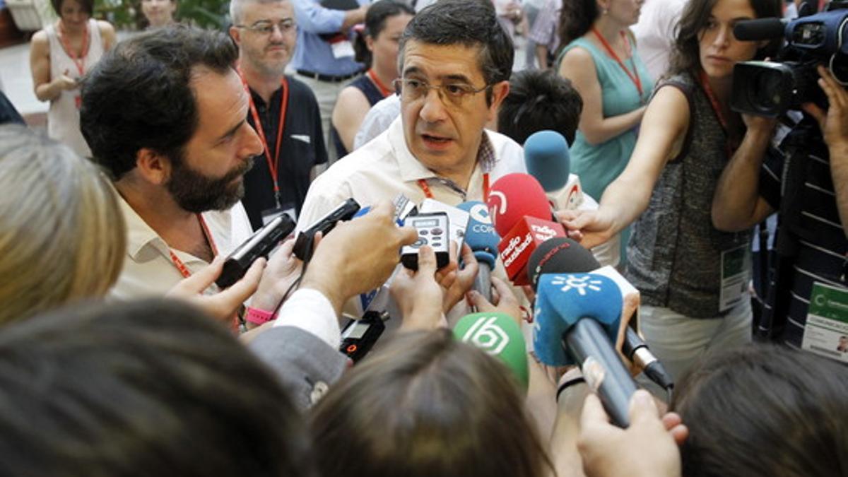 Patxi López atiende a los medios a su llegada al congreso del PSOE, este domingo.