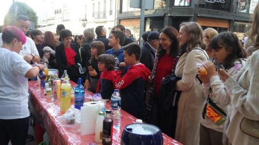 Asistentes a las fiestas disfrutan de los cócteles sin alcohol realizados por los jóvenes.