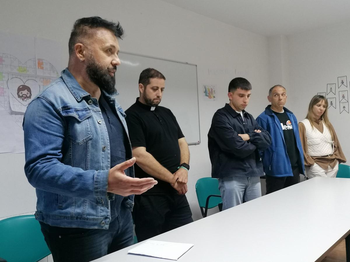 José Manuel de la Fuente, en primer plano, con los miembros de la nueva junta directiva.