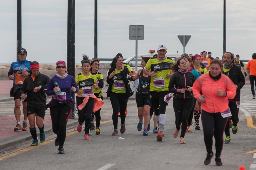 El atleta keniata Peter Kirui  marca un registro de 1 hora y 55 segundos y el viento le impide batir el récord.