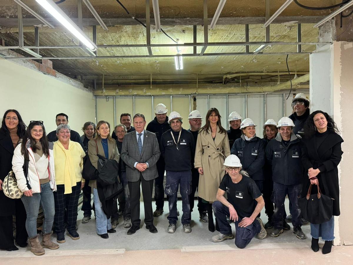 Alfredo Canteli y las concejalas Leticia González y Covadonga Díaz durante la visita a las obras del centro social de Ciudad Naranco.