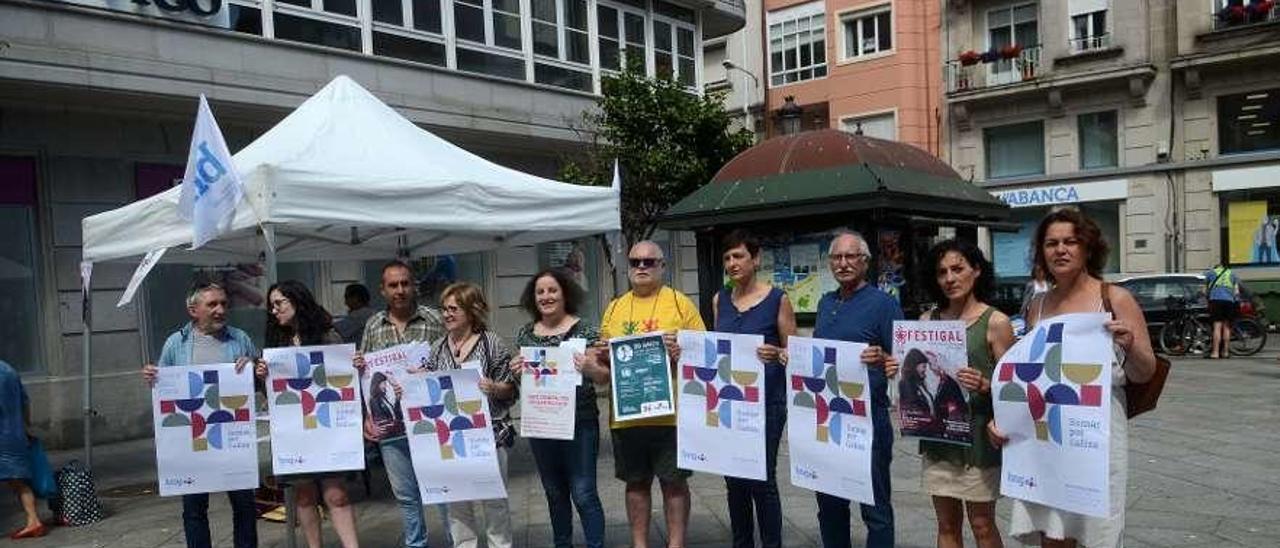 Miembros del BNG promocionan en vilagarcía los actos del Día da Patria Galega. // Noé Parga