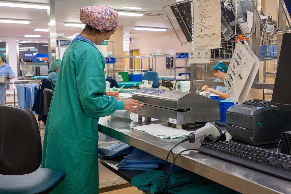 Profesionales trabajando en la central de esterilización del Servet.