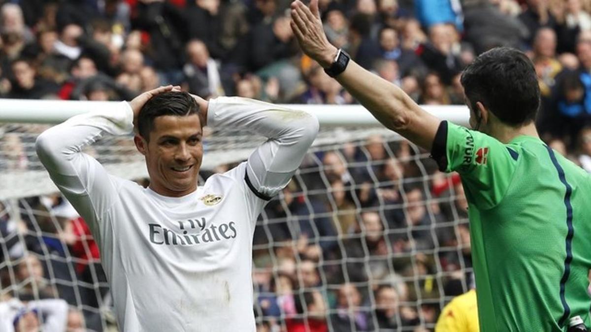 Cristiano, junto a Undiano Mallenco, en el encuentro ante el Sporting