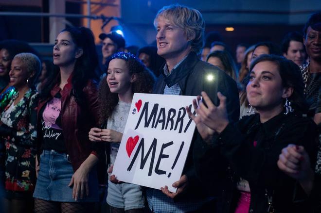 Owen Wilson y Chloe Coleman, en la película 'Marry me'