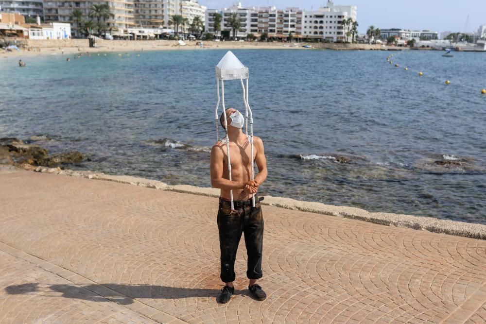 Riccardo Matlakas juega con el hielo para alertar del calentamiento global.