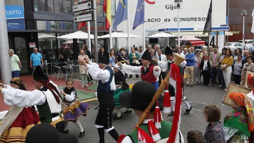 Exhibición de baile del grupo &quot;Perendengue&quot;.