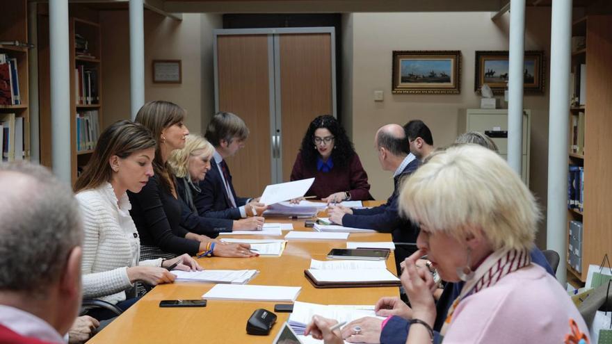 Reunión de la junta de gobierno del Bellas Artes, presidida por la consejera Vanessa Gutiérrez, en la biblioteca del museo.