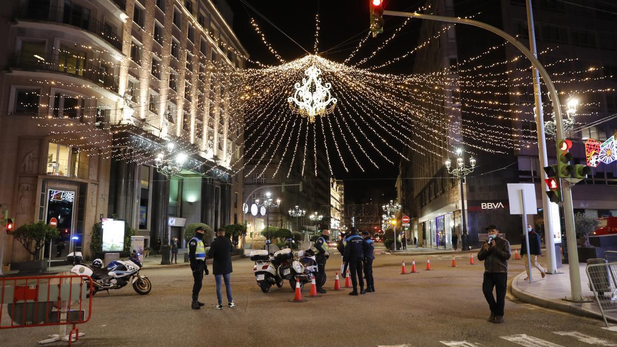 Vigo ilumina con su mejor color una Navidad gris