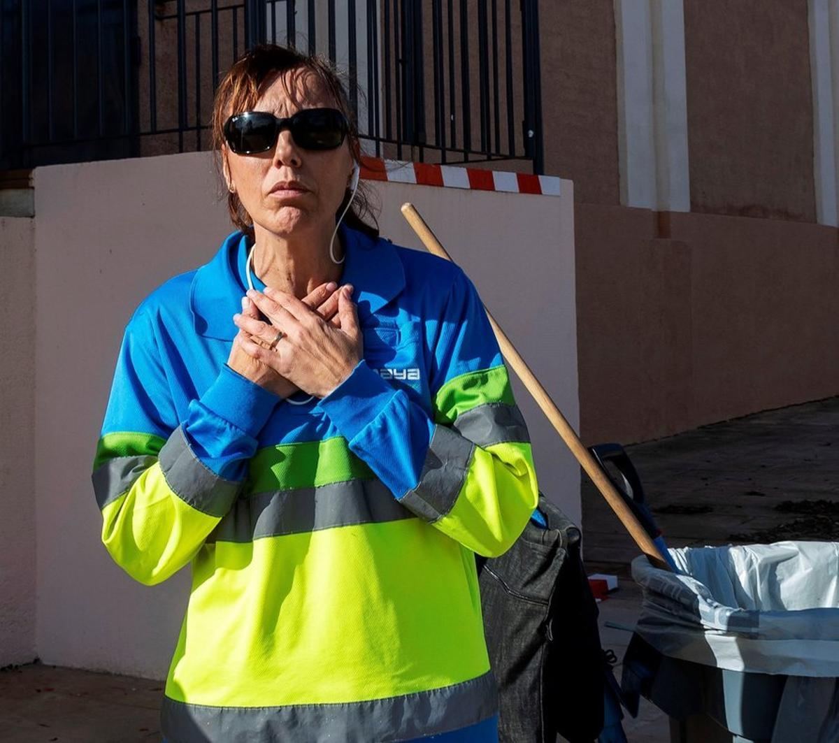 GRAF7587. PALMA DE MALLORCA, 26/11/2019.- Ana, una trabajadora de la empresa pública de limpieza Emaya, se dirige a los medios tras avisar al 112 y apagar el fuego de una mujer de 70 años de edad que se encuentra estable dentro de la gravedad, con quemaduras en el 20 % del cuerpo, después de que testigos hayan visto que su cuerpo estaba en llamas en plena calle en un barrio de Palma. EFE/ Cati Cladera