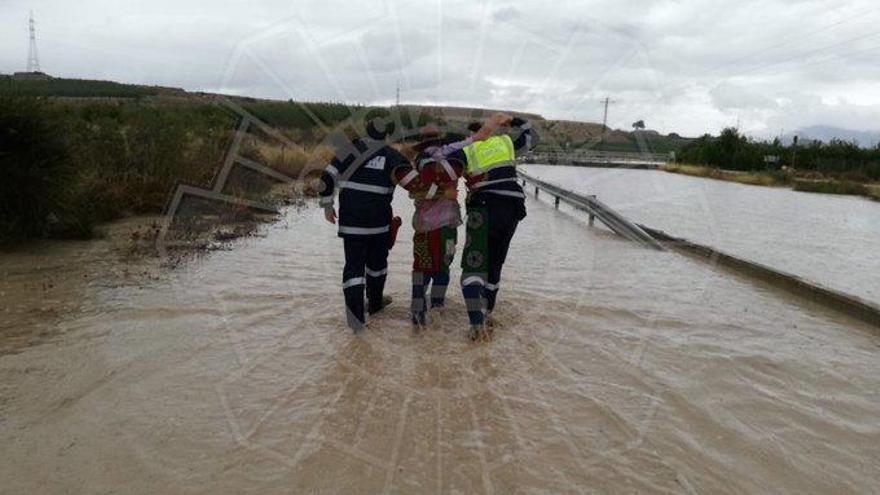 Dos hombres salvan la vida a un anciano encerrado en su coche a punto de ahogarse