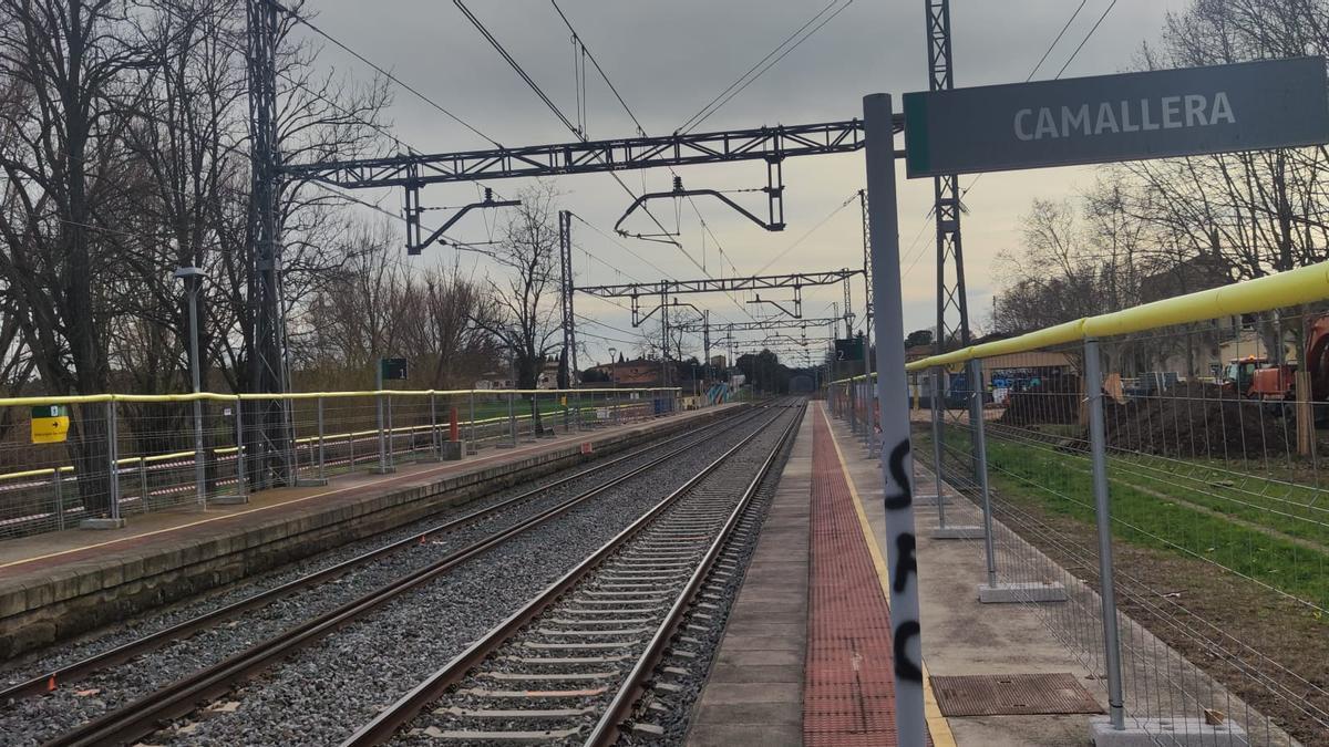 El pas de la via de tren convencional per Camallera.