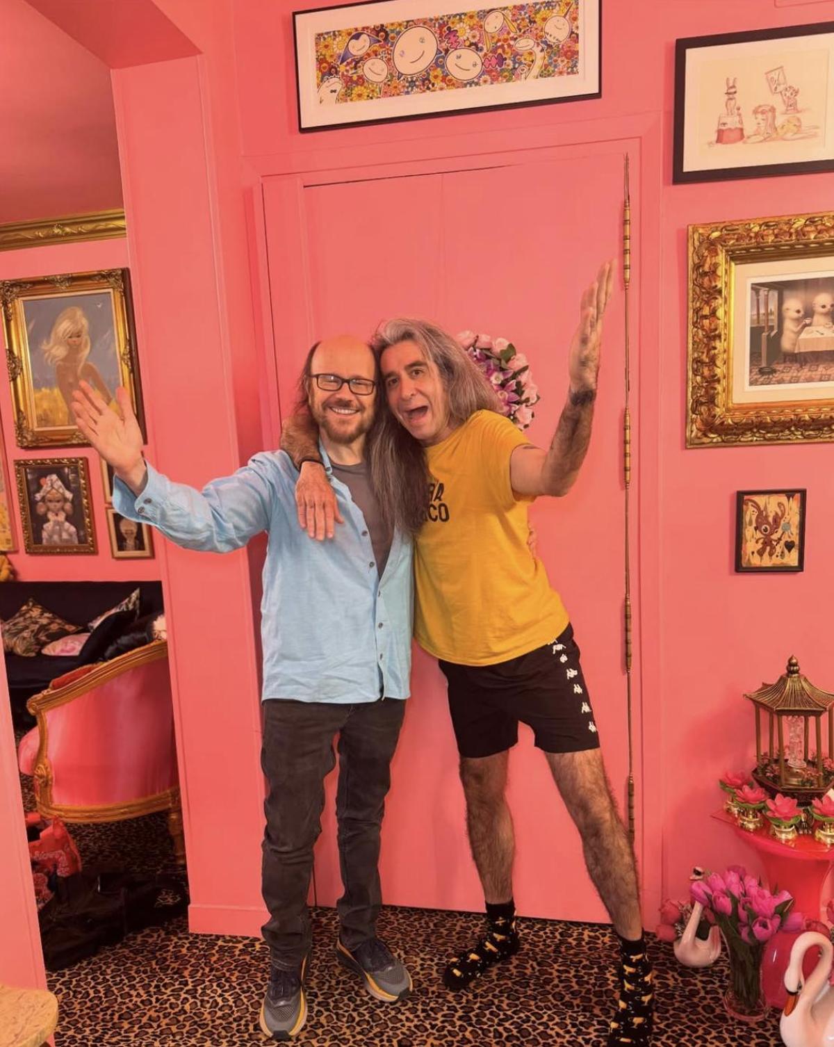 Hasta la entrada principal está pintada de rosa en la casa de Alaksa y Mario Vaquerizo