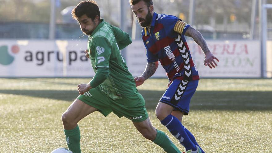 El capità del Llagostera Samu lluita per una pilota en el partit d&#039;avui