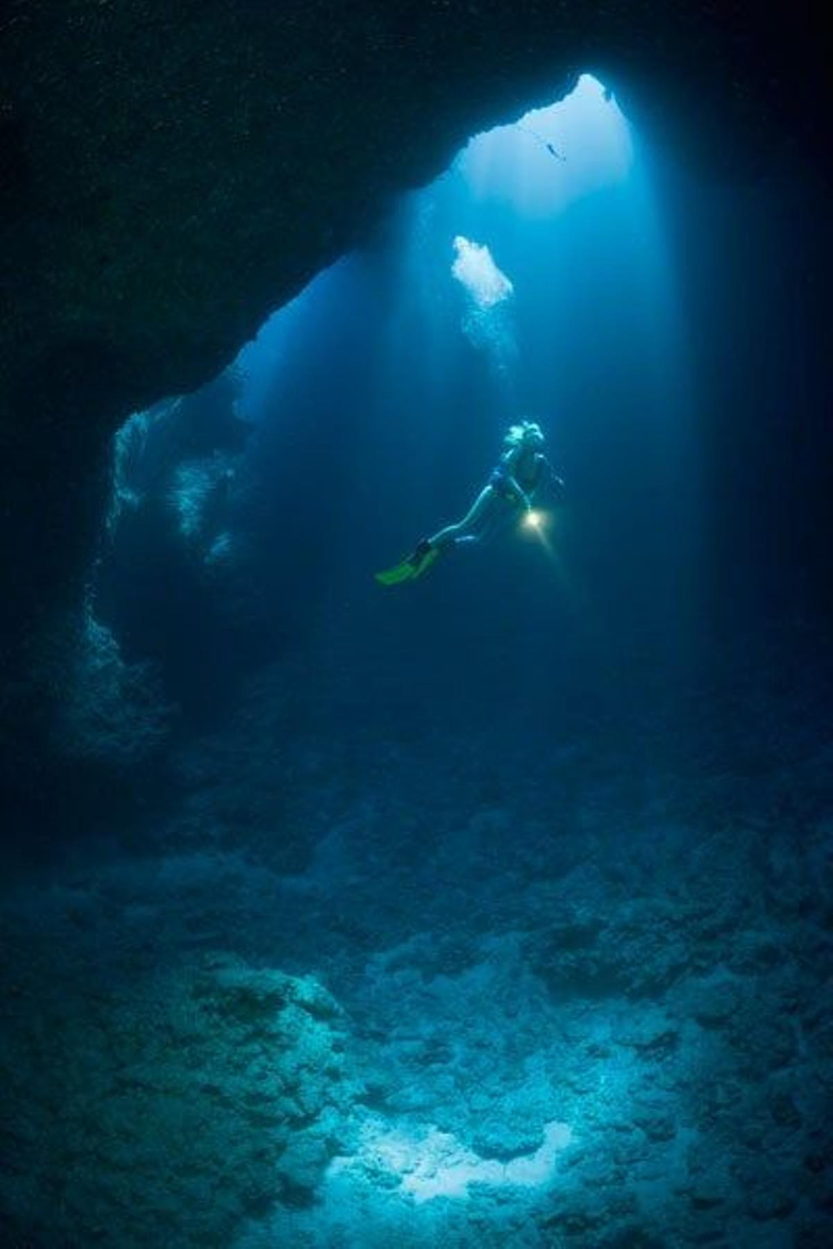 Buceador explorando una cueva en Palaos.