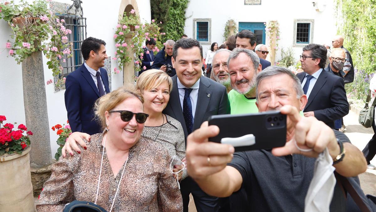 El presidente de la Junta, Juan Manuel Moreno Bonilla, solicitado para hacerse una foto este miércoles en Córdoba.