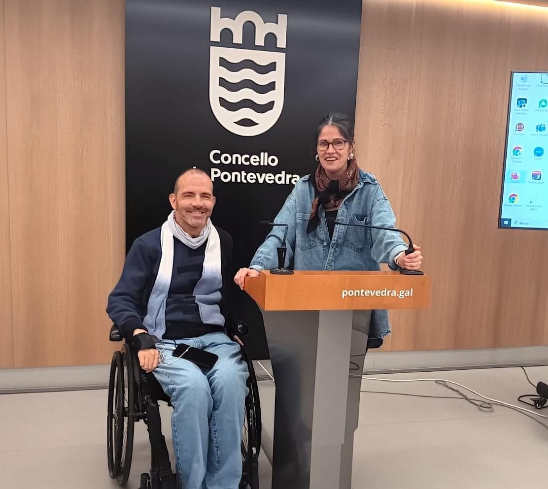 El presidente da Asociación Amizade, Paulo Fontán, con la edil de Deportes, Anabel Gulías