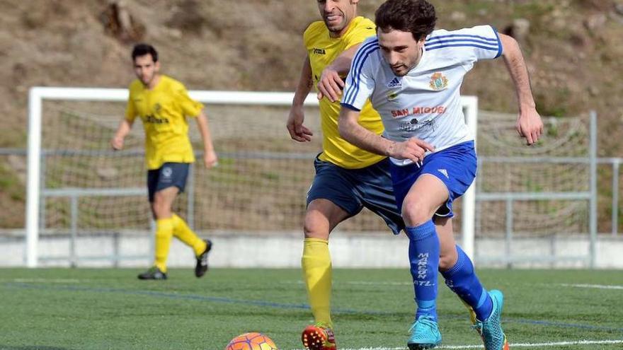 Iván, del Marcón, conduce un balón durante el partido disputado ante el X. Sanxenxo. // Rafa Vázquez