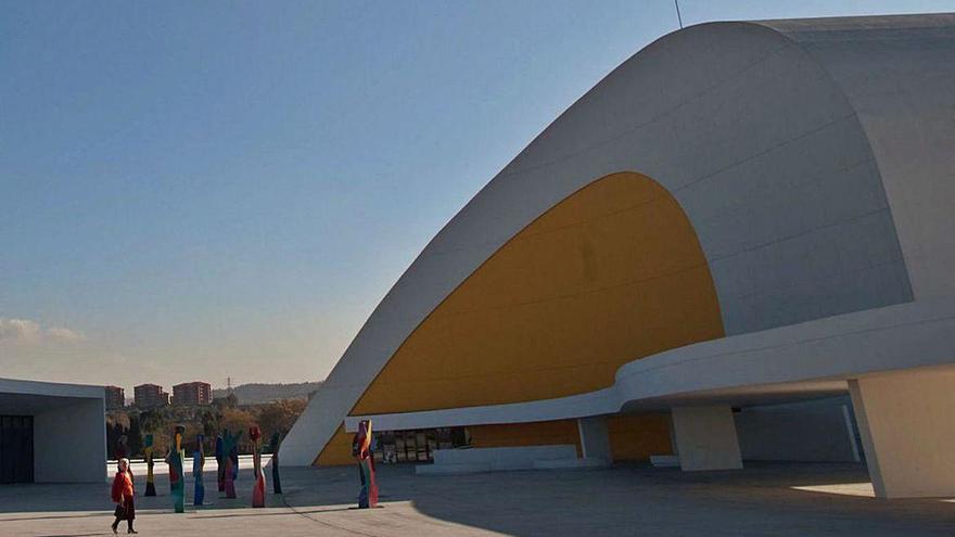 La plaza del Centro Niemeyer, con el auditorio al fondo.