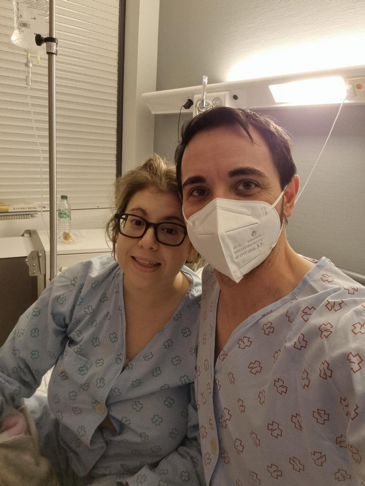 Estefanía Blanco, junto a su marido Luis Díaz, en el hospital.