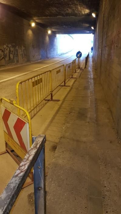 A l'interior del túnel hi falta, des de l'estiu, un tram de la barana, senyalitzat amb tanques grogues provisionals