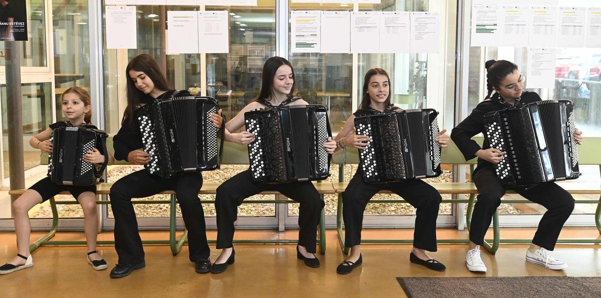 Desde la izq., Laura Paulos, Paula Cereijo, Laura Cabo, 
Sabela Rey y Alejandra Do Camiño.   | // PABLO GAMARRA