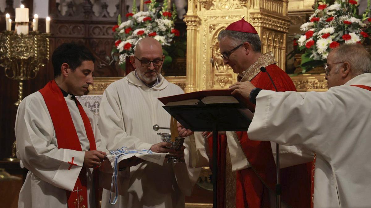 El obispo monseñor Antonio Valín, este martes en la iglesia Santiago el Mayor de Vigo.