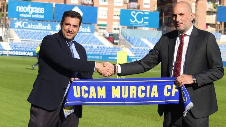 Pedro García Rex, a la derecha, junto a José Luis Mendoza, a la izquierda, celebran el acuerdo entre Ayuntamiento y club hasta el año 2025