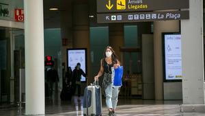 España abre mañana sus fronteras a 12 países de fuera de la UE. En la imagen, el aeropuerto de Barcelona-El Prat.