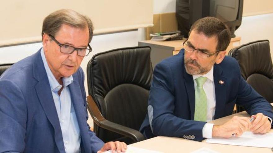 De izqda. a dcha. , Martínez y López, ayer en la reunión.