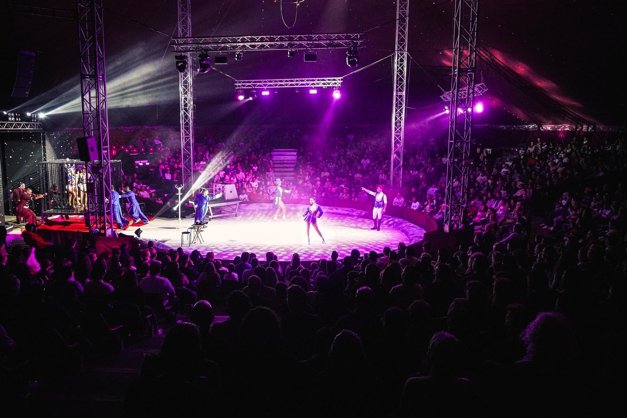 Así es el nuevo circo que llega a Gijón: payasos, acróbatas y patinadores sobre el hielo (en imágenes)