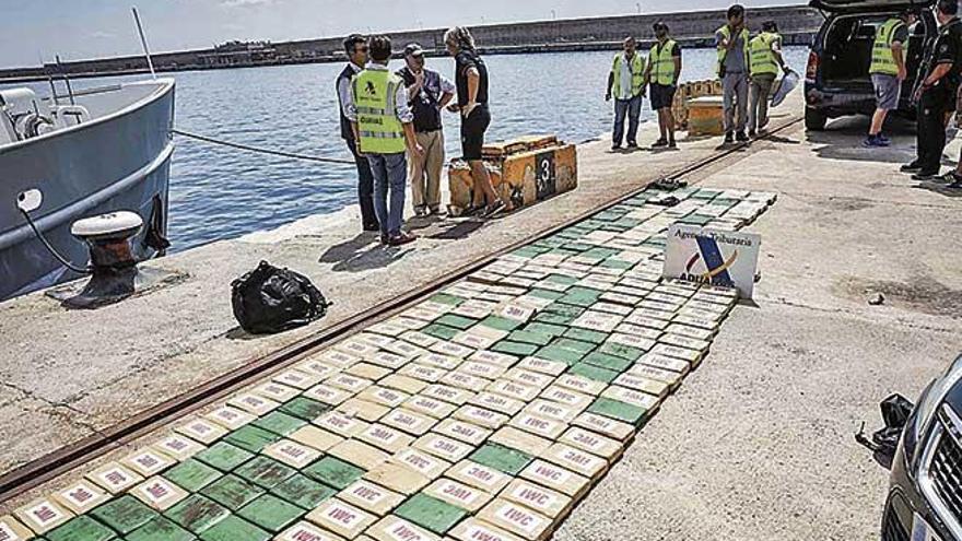 Agentes de Vigilancia Aduanera, con los 300 kilos de cocaína incautada, en el puerto de Palma.