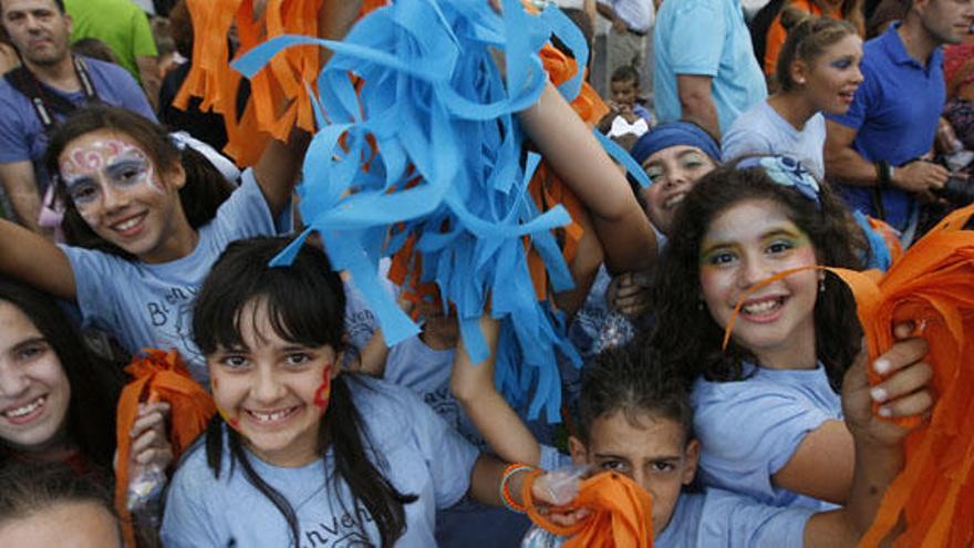 Alumnos de Salesianos recibiendo las reliquias de Don Bosco en septiembre de 2012.