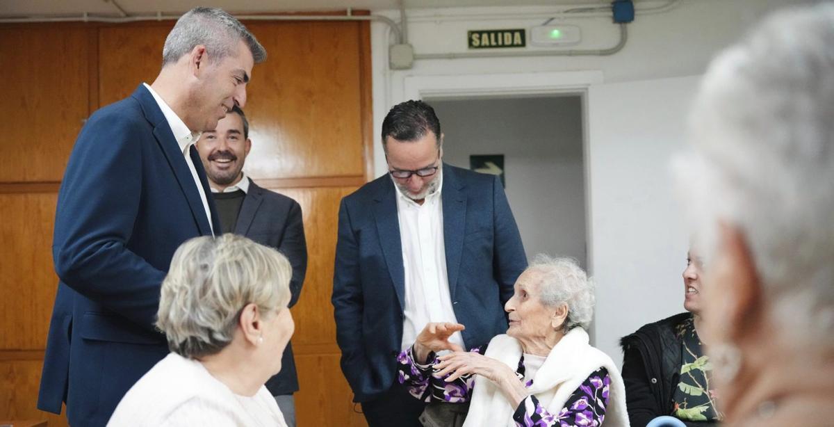 El vicepresidente Manuel Domínguez y el consejero Poli Suárez con alumnado del CEPA Las Palmas.|  |
