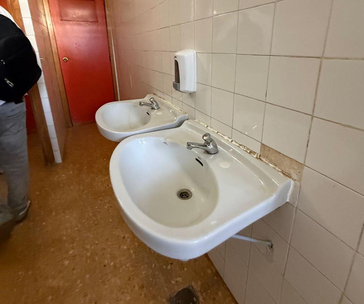 Imagen facilitada por el CSIF que muestra deficiencias en uno de los baños del colegio Carles Sarhou de Vila-real.