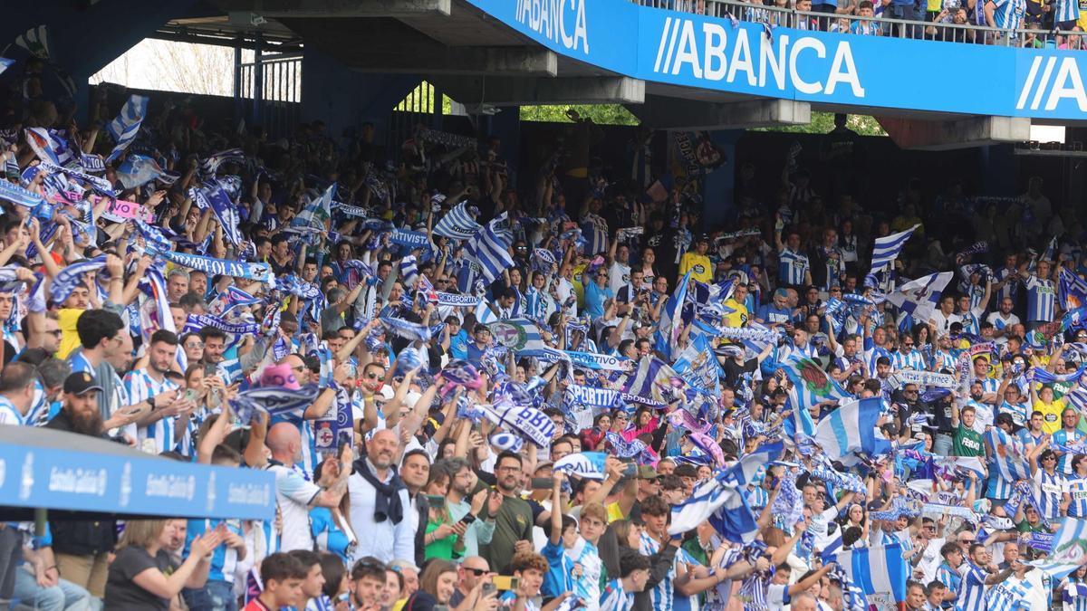 Afición en las gradas del estadio de Riazor ayer, en el partido del ascenso.