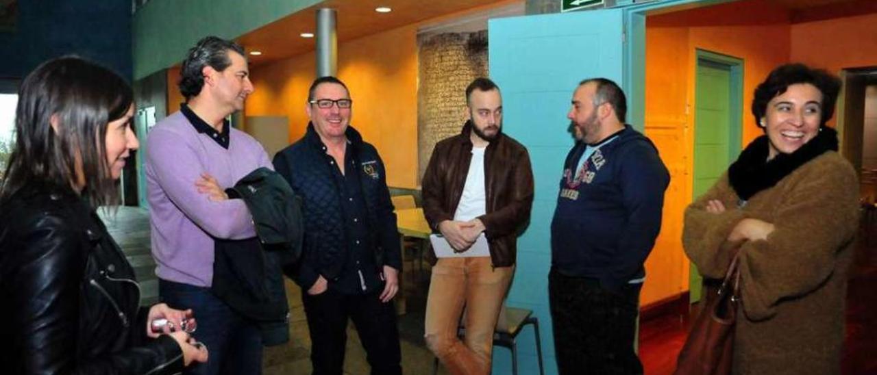 Miembros de Ahituvi momentos antes de entrar a la asamblea en la sala de conferencias. // Iñaki Abella