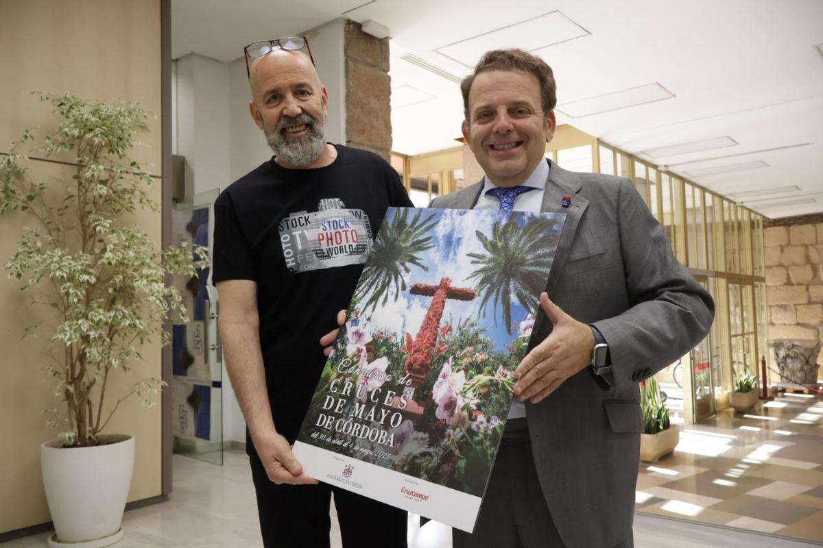 Juan Luis Seco, autor del cartel de las Cruces de Mayo, y el delegado Julián Urbano.