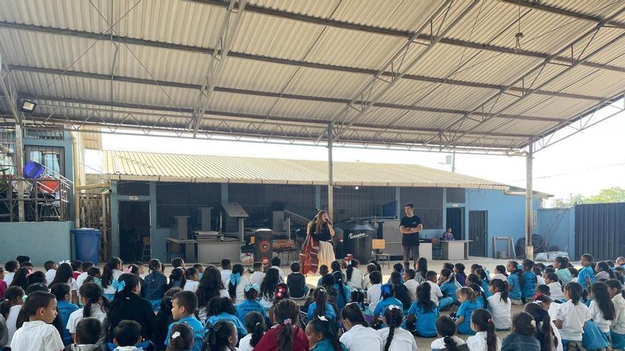 Una violinista canaria viaja a Honduras para crear una orquesta infantil  con 120 menores